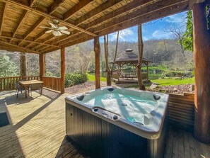 Terrace/patio - Lakeside Cabin - 2 Fireplaces-Hot Tub~Sauna~Games (Mars Hill)