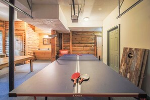 Games room - Lakeside Cabin - 2 Fireplaces-Hot Tub~Sauna~Games (Mars Hill)