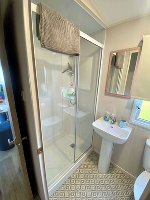 تجهيزات دش، مجففات شعر، مناشف