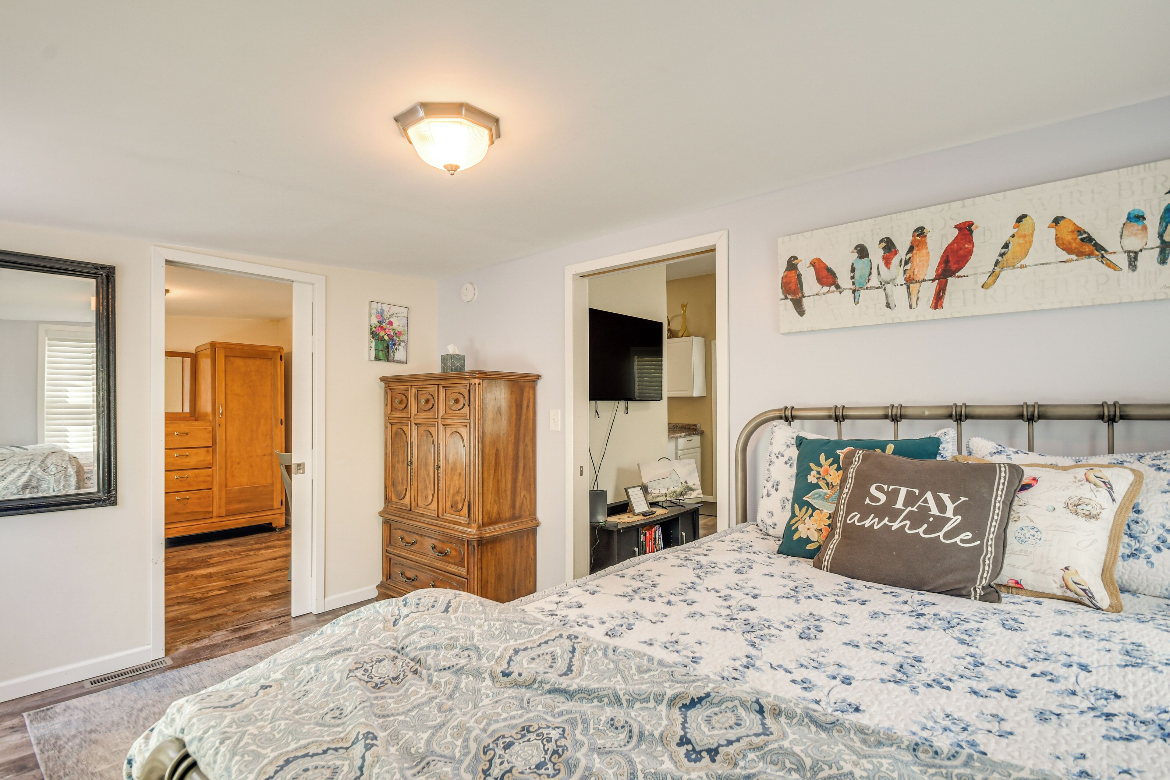 2 bedrooms, desk, iron/ironing board, internet