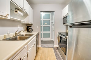 Fridge, microwave, stovetop, dishwasher