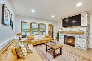 TV, fireplace