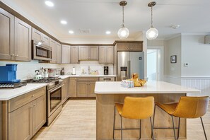 Fridge, microwave, stovetop, dishwasher