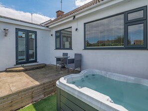 A residential property with a patio, a hot tub, and a seating area. - 2 bedroom accommodation in Heacham (Heacham)