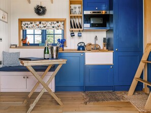 Private kitchen - Lillie's Shepherd Hut - UK50230 (Nottingham)