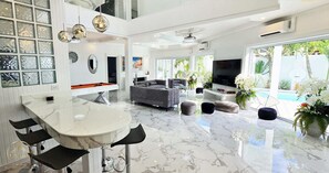 85-inch LED TV with cable channels, video game console, Netflix - NEBULAND Luxury Pool Villa Pattaya Walking Street (Pattaya)