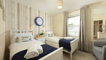 4 habitaciones, tabla de planchar con plancha, wifi y ropa de cama