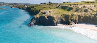 Puffin Way is a spacious and detached four-bedroom holiday home in Cornwall