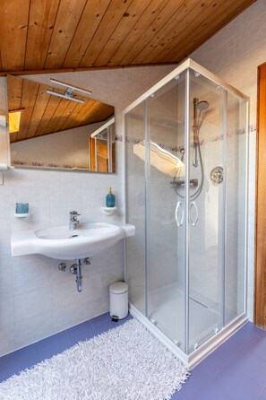 Douche, sèche-cheveux, serviettes fournies