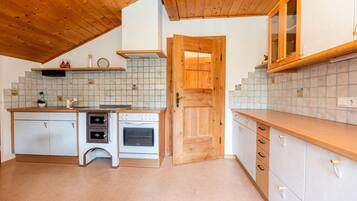 KĂŒhlschrank, Mikrowelle, Wasserkocher mit Kaffee-/Teezubehör