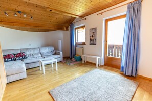 Una televisión, un reproductor estéreo