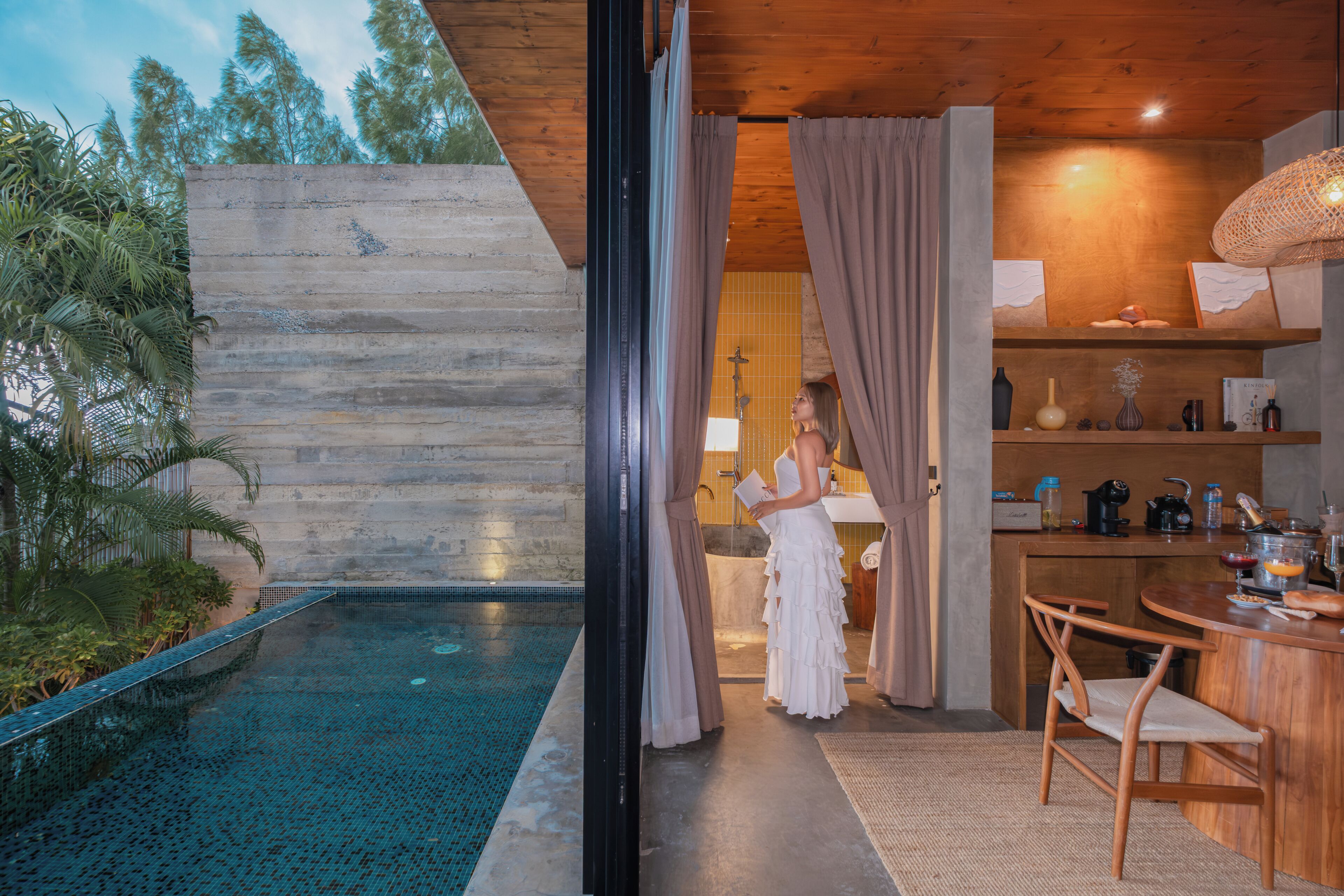 Uma casa de banho moderna com uma banheira grande, teto de madeira e vista para uma piscina.
