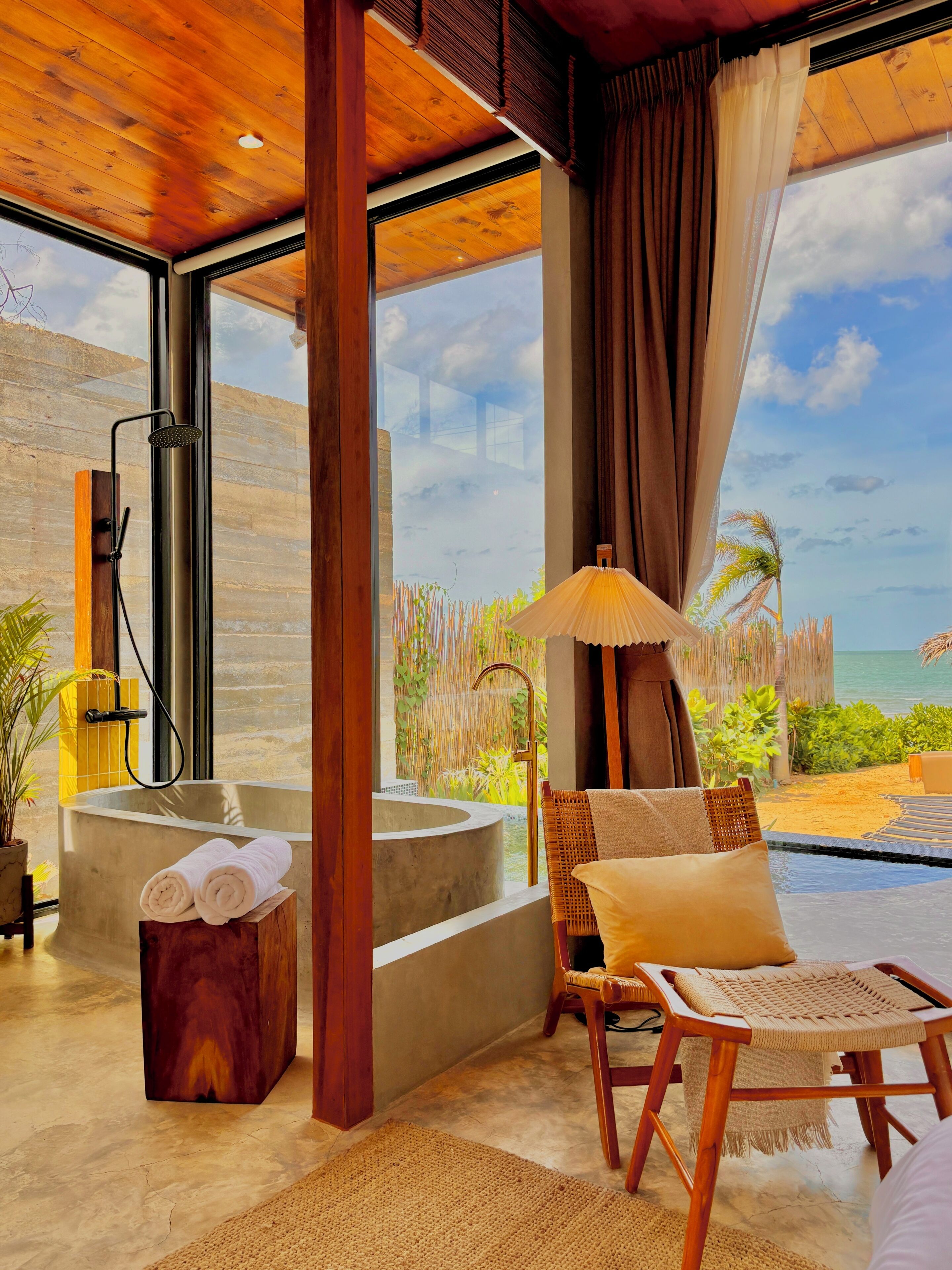 Sun | Banheiro | Produtos de toalete de grife, secador de cabelo, toalhas de banho 