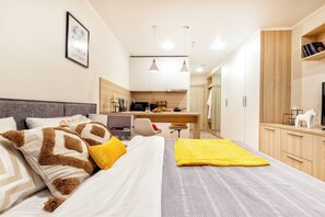 Apartemen Deluks, pemandangan kota | Brankas, kedap suara, setrika/meja setrika, dan Wi-Fi gratis