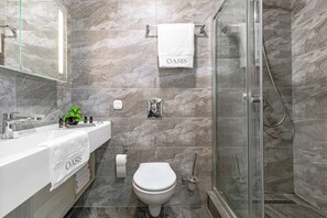 Jubah mandi, sandal, handuk, dan sabun