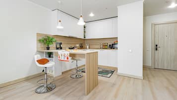 Appartement, 2 chambres, vue ville | Cuisine privée | Réfrigérateur, micro-ondes, plancha, nécessaire de nettoyage