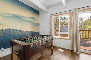 Casa, sacada, vista para a montanha | Sala de jogos