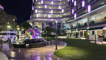Depan hartanah - siang/malam