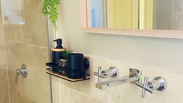 Dusche, Haartrockner, HandtĂŒcher, Seife