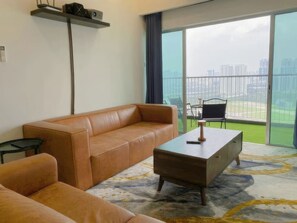 Appartement supérieur, 3 chambres, balcon, vue sur la ville | Aire de séjour | Téléviseur de 35 po avec télévision par câble