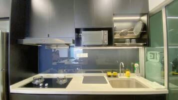 Superior Apartment, 3 Bedrooms, Balcony, City View | Private kitchen