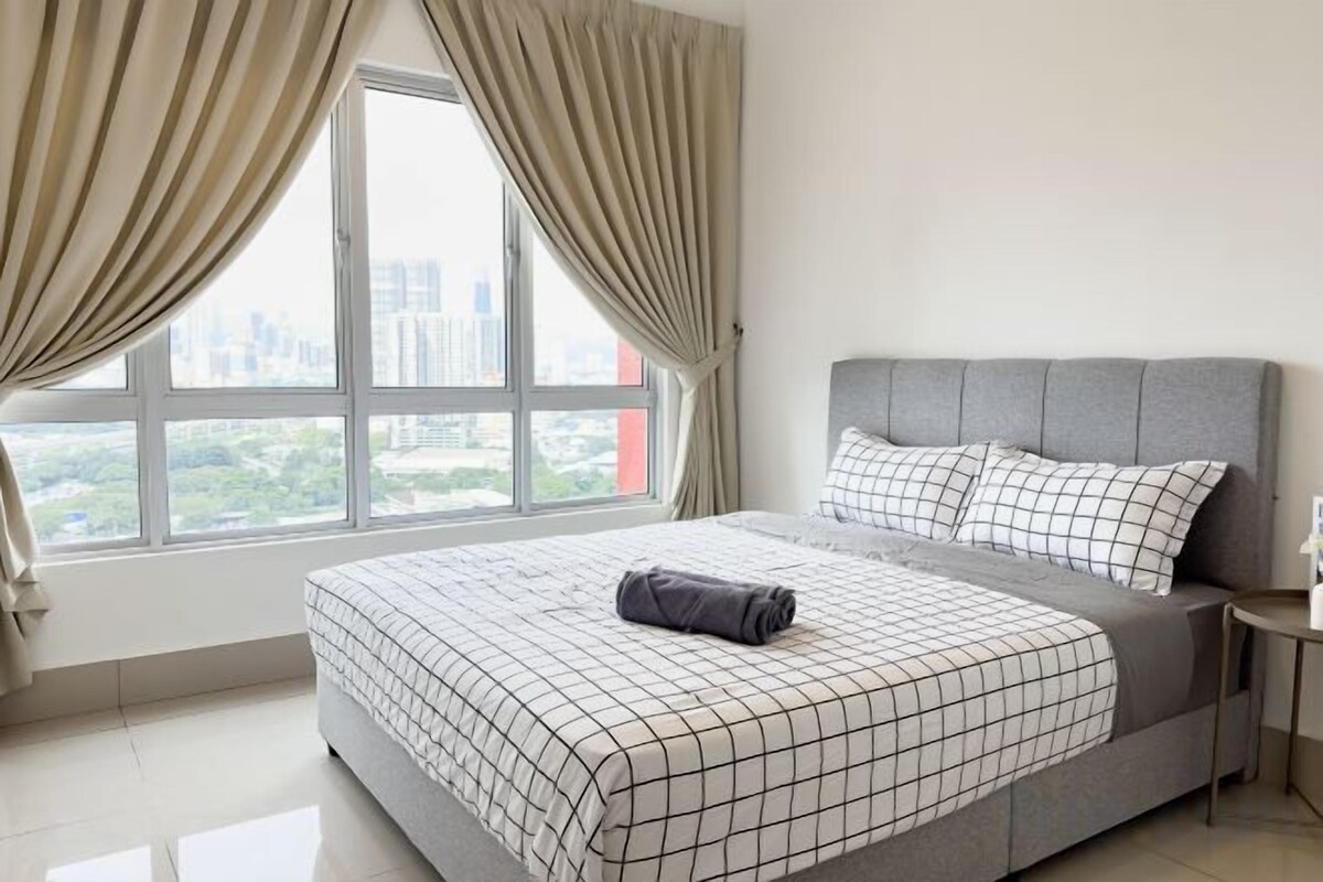 Desk, laptop workspace, WiFi (free), bed sheets