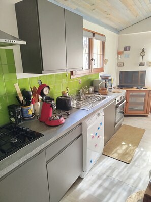 Frigorifero, microonde, forno, piano cottura