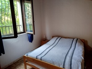 Iron/ironing board, travel crib, free WiFi, bed sheets