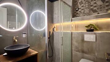 Sèche-cheveux, serviettes fournies, savon, papier toilette