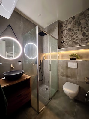 Een haardroger, handdoeken, zeep, toiletpapier