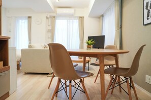 Deluxe Studio | In-room dining