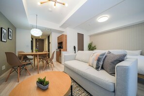 Deluxe Studio | Living area | 40-inch flat-screen TV with digital channels - Mondomio Sapporo Minami 3-jo (Sapporo)