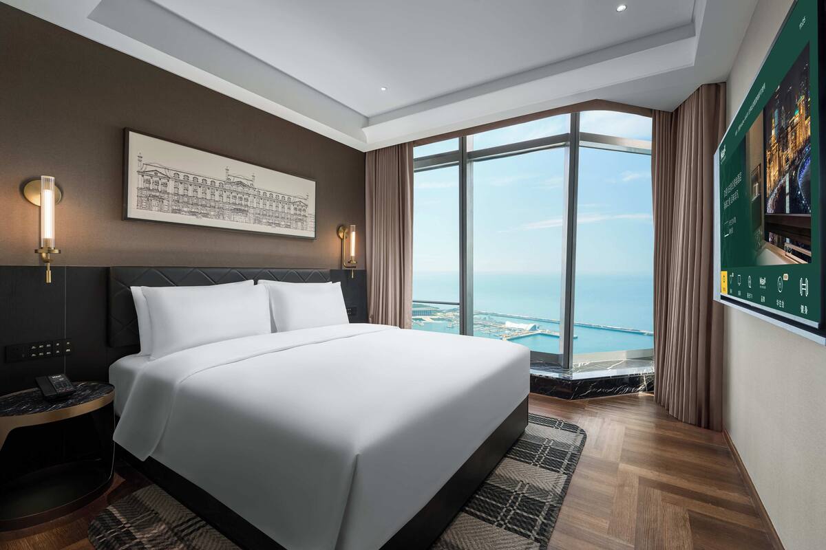 Free minibar, in-room safe, blackout curtains, soundproofing