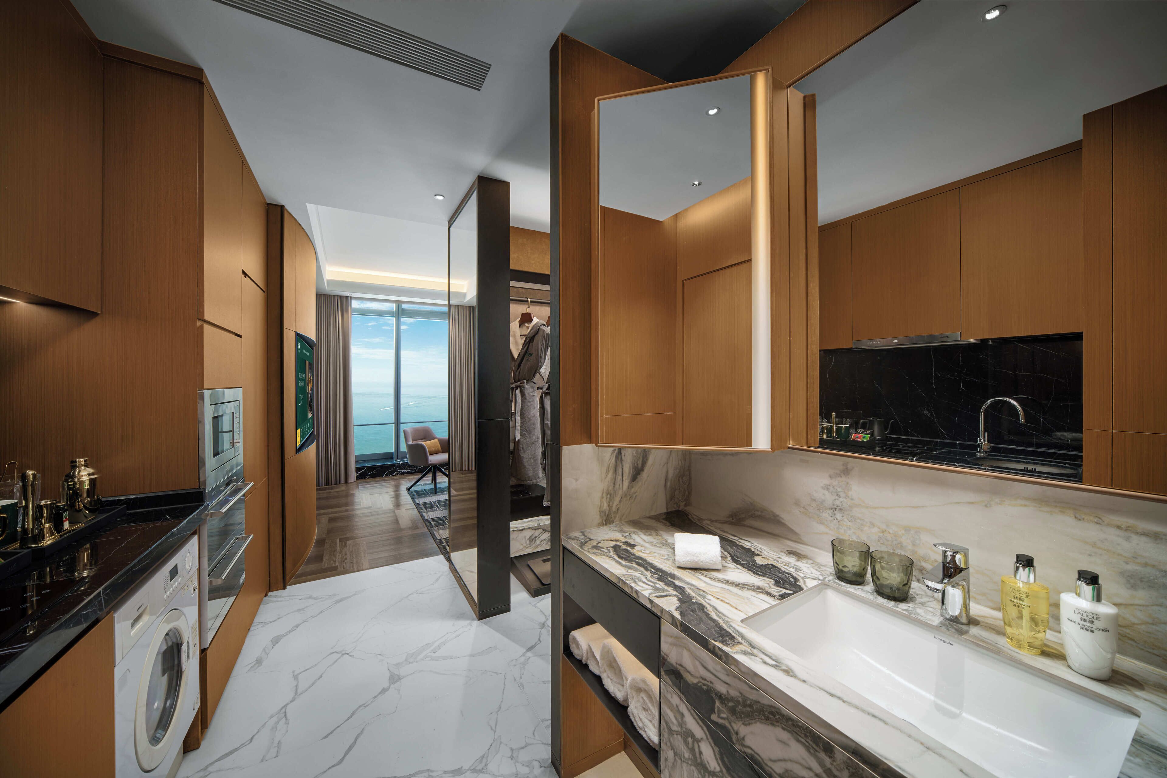 Studio Suite Superior, quang cảnh biển | Minibar với thức uống miễn phí, két bảo mật tại phòng, màn/rèm cản sáng 