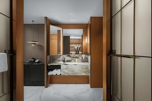 Habitación superior con 2 camas individuales, vista al mar | Artículos del minibar gratis y caja de seguridad en la habitación