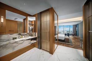 Habitación doble estándar, vista a la ciudad | Artículos del minibar gratis y caja de seguridad en la habitación 