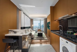 Habitación cuádruple familiar, vista al mar | Artículos del minibar gratis y caja de seguridad en la habitación
