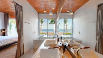 Anzu | Bathroom | Separate tub and shower, free toiletries, hair dryer, towels