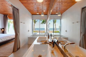 Anzu | Baño | Bañera y ducha independientes y artículos de higiene personal gratuitos