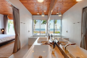 Anzu | Kylpyhuone | Erillinen kylpyamme ja suihku, ilmaiset hygieniatuotteet