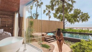 A modern villa with a glass-enclosed bathroom, a pool, and a view of the beach. - Furusato Shack (Pranburi)