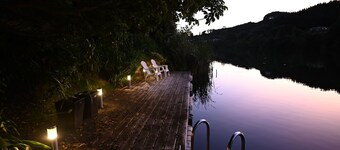 Family Getaway- Lake Edge with private jetty - Okere Falls