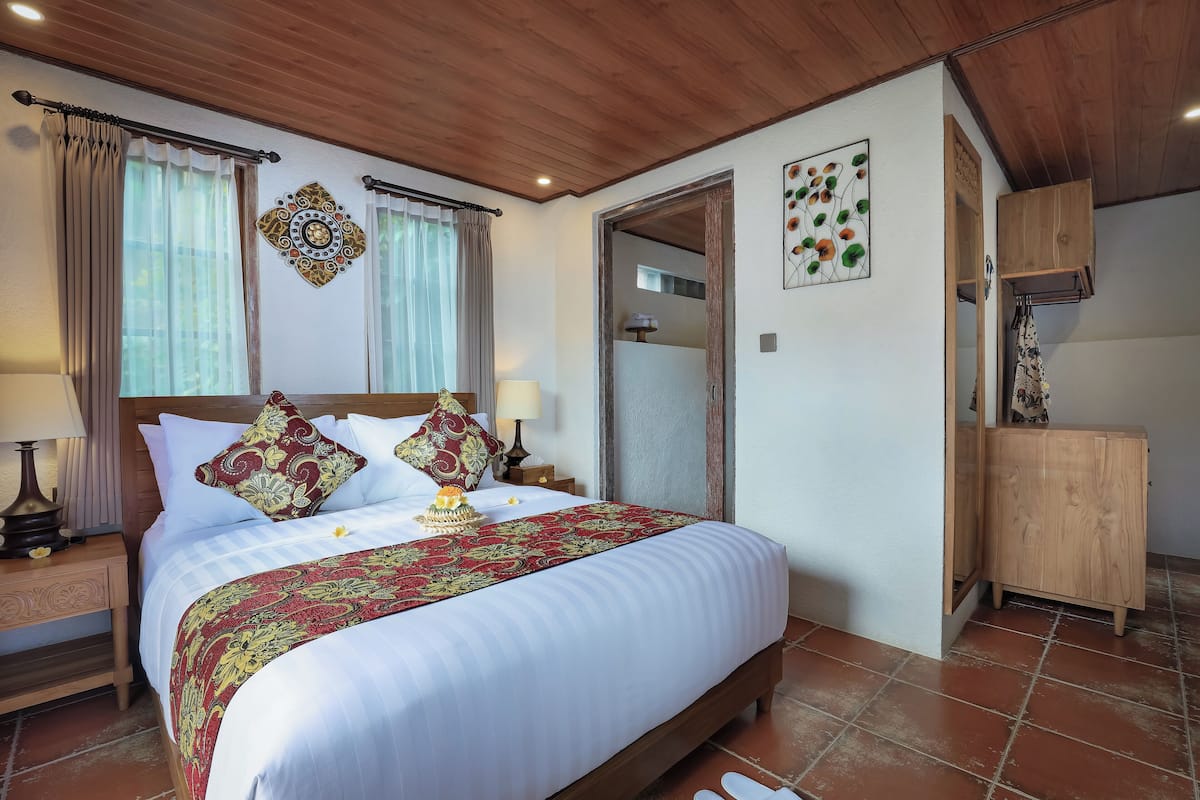 Tabla de planchar con plancha, wifi gratis y ropa de cama