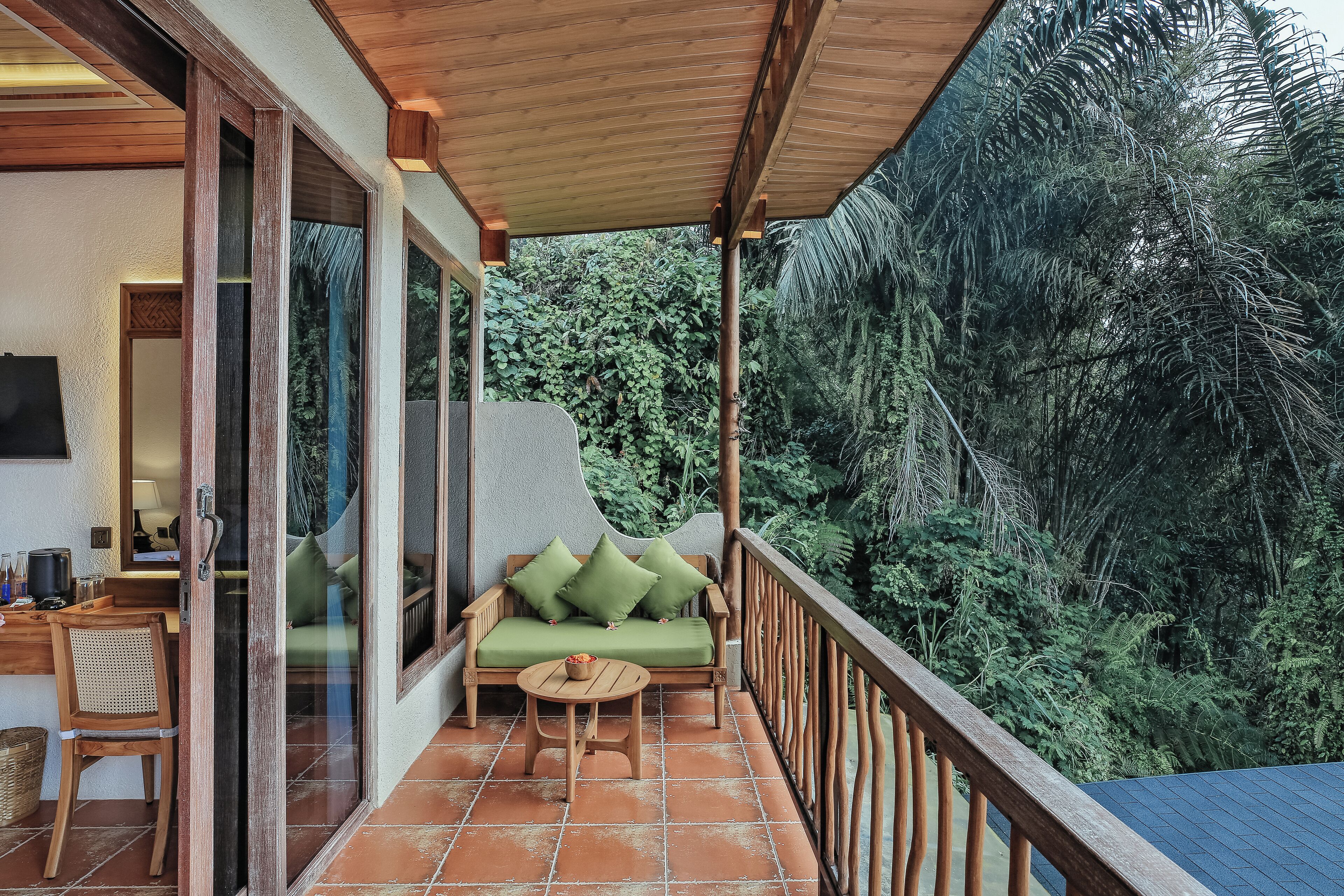 Deluxe Room with Jungle View and 10 minutes Foot or Shoulder Massage | Terrace/patio