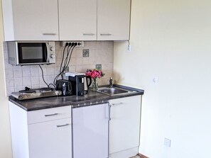 Jääkaappi, mikroaaltouuni, keittoastiat/astiat/ruokailuvälineet