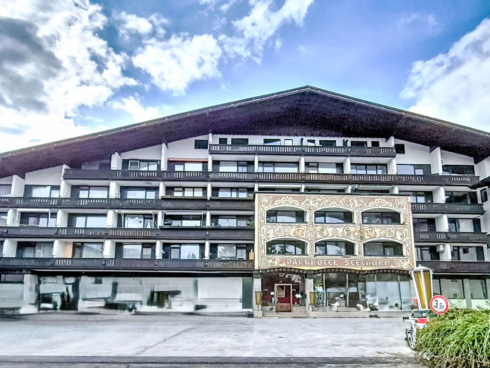Ein mehrgeschossiges Gebäude mit einem markanten Eingang, auf dem 'Parkhotel Seeurn' steht.