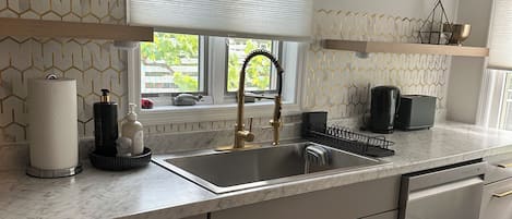 Réfrigérateur, four à micro-ondes, un four, surface de cuisson