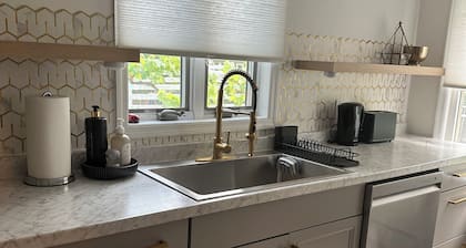 Charming 1-bedroom house in lovely Stony Brook with AC