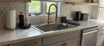 Charming 1-bedroom house in lovely Stony Brook with AC
