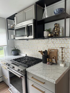 Refrigerador, microondas, horno y parrilla de estufa 